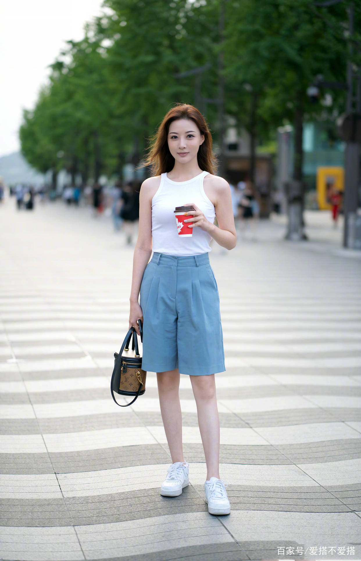 小白|“小白鞋+裤装”，换季时节这样搭，时髦舒适还显高，适合小个子