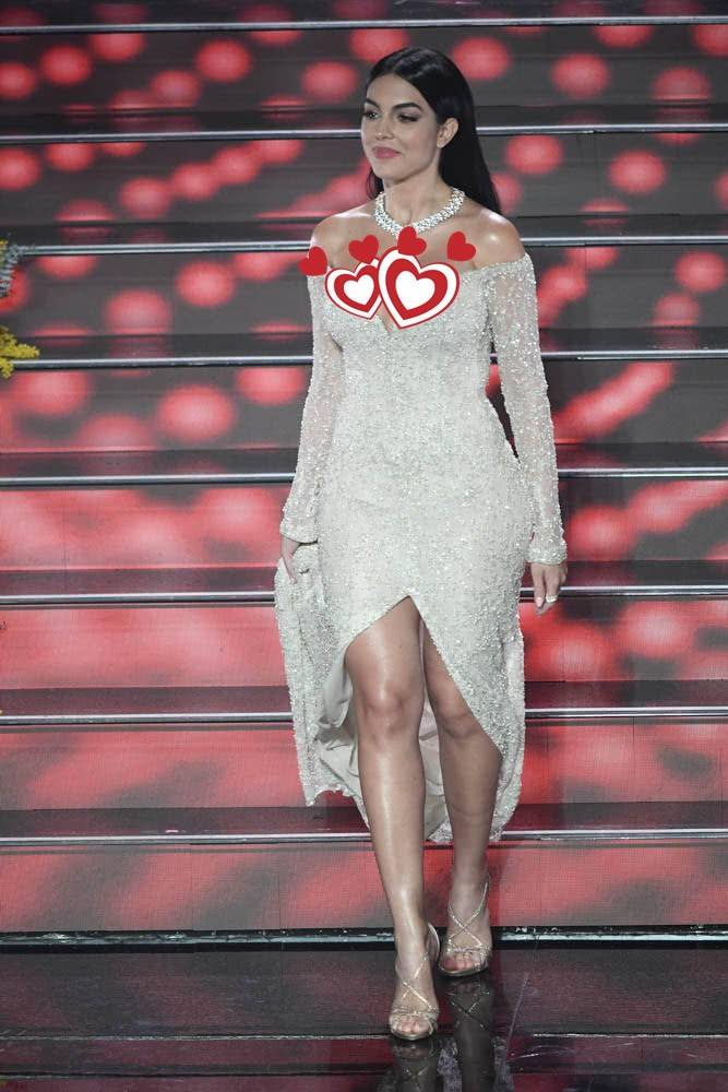 女友|C罗女友凭“梨形身材”闪耀红毯,昔日柜姐彻底逆袭成时尚女王