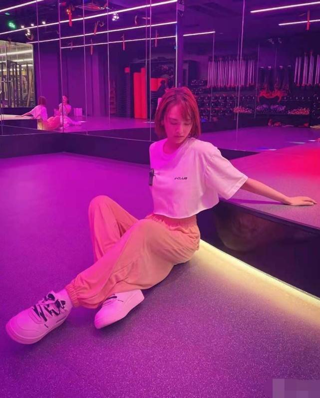 杨丞琳|杨丞琳快40岁了，穿衬衫配牛仔裤却很有年轻感，出道20年几乎没变