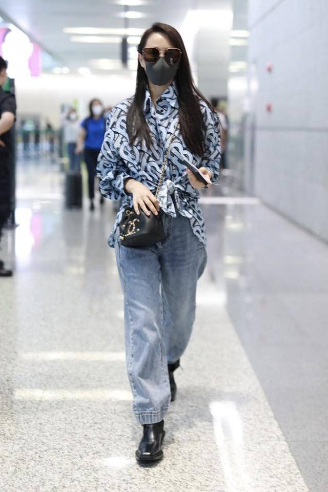 颜色|伊能静穿搭真是优雅派典范，一旁秦昊都只敢看手机，美得让人着迷