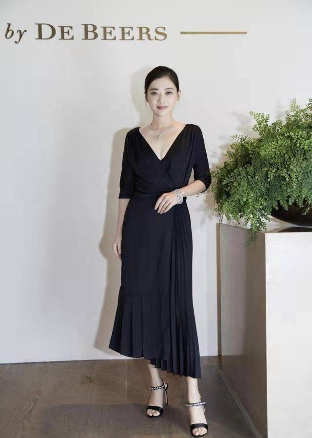 套装|梅婷才是真正的时髦精！穿极简黑白套装不仅不显老，反倒精致又高级