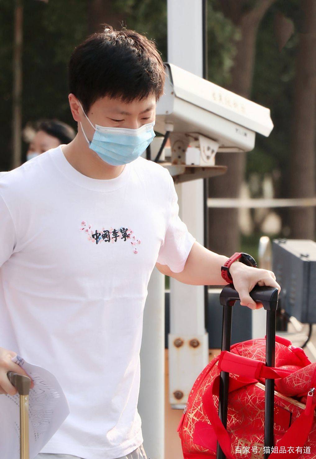 身材|冠军荣耀归来，马龙结束隔离回家，穿白T留寸头32岁仍然阳光帅气
