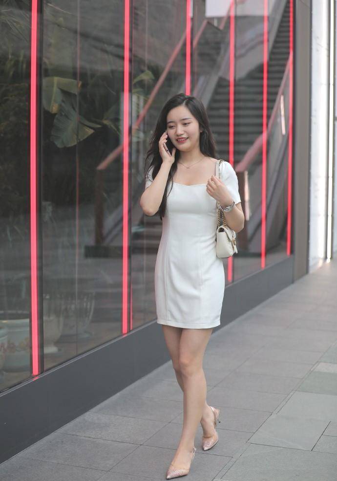 短裙|靓女出街穿搭，选择白色小短裙，轻松展现成熟魅力！