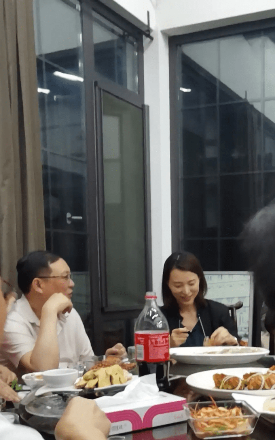 形象|董卿现身开会,罕见弯腰驼背乱蓬蓬头发抢镜,坐头排头也不梳头