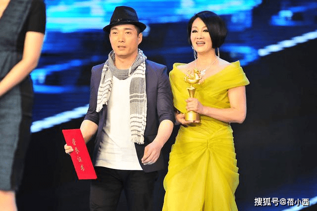 纱裙|王姬剪了沙宣头减龄10岁不止，穿黄色纱裙亮相，像换了个人似的