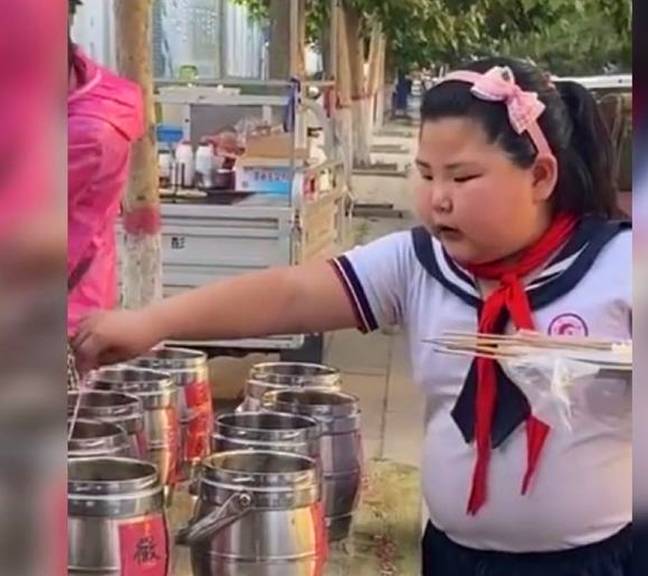 体重|小女孩路边吃串串，小肚子让人“出戏”，网友：和我爸肚子一样