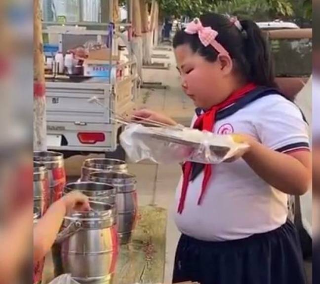 体重|小女孩路边吃串串，小肚子让人“出戏”，网友：和我爸肚子一样