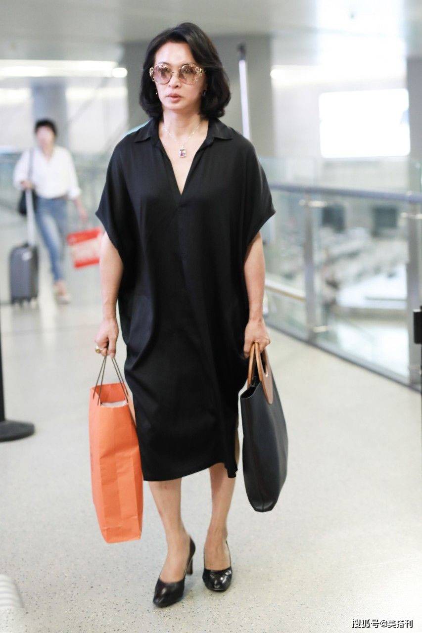 脸部|54岁金星老了！最新照脸部浮肿颈纹明显，小黑裙配镶钻珠宝好贵气