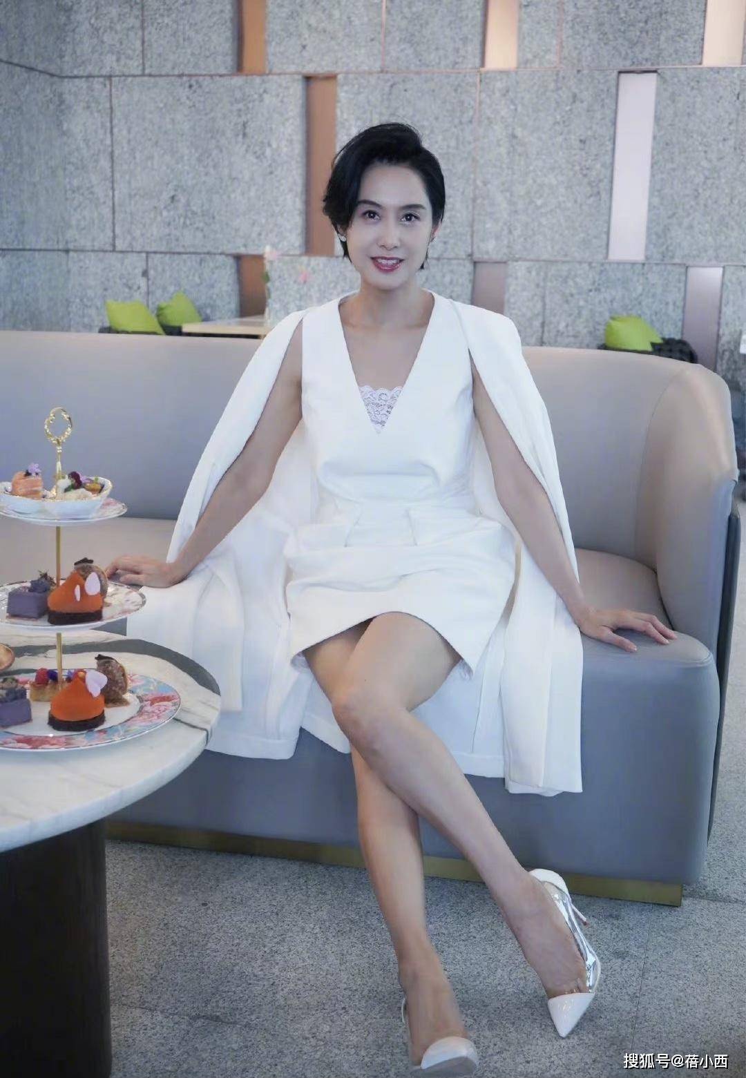 傲人|朱茵完全忽略了大婶的年龄,一身别致穿搭,大胆展现“傲人”身材