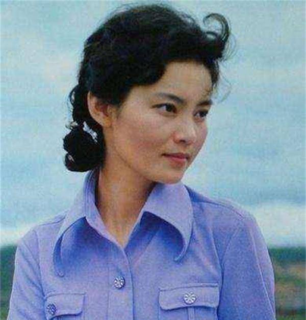 毛衣|老戏骨潘虹,年轻时竟然这么美,时尚的穿搭放到现在也“不过时”