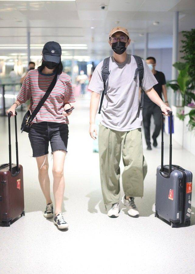 沈佳妮|朱亚文霸气搂妻机场腻歪,沈佳妮眼窝凹陷,穿骑行裤暴露身材短板