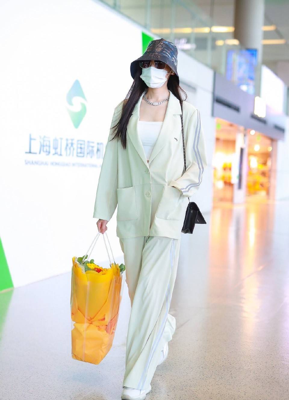 曲线|女生“苦胯宽久矣”？瞧瞧张天爱的穿衣之道，梨形身材也有春天