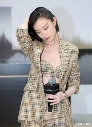 设计|倪妮真大胆，直接穿内衣配西装现身活动，拨发动作太性感撩人了