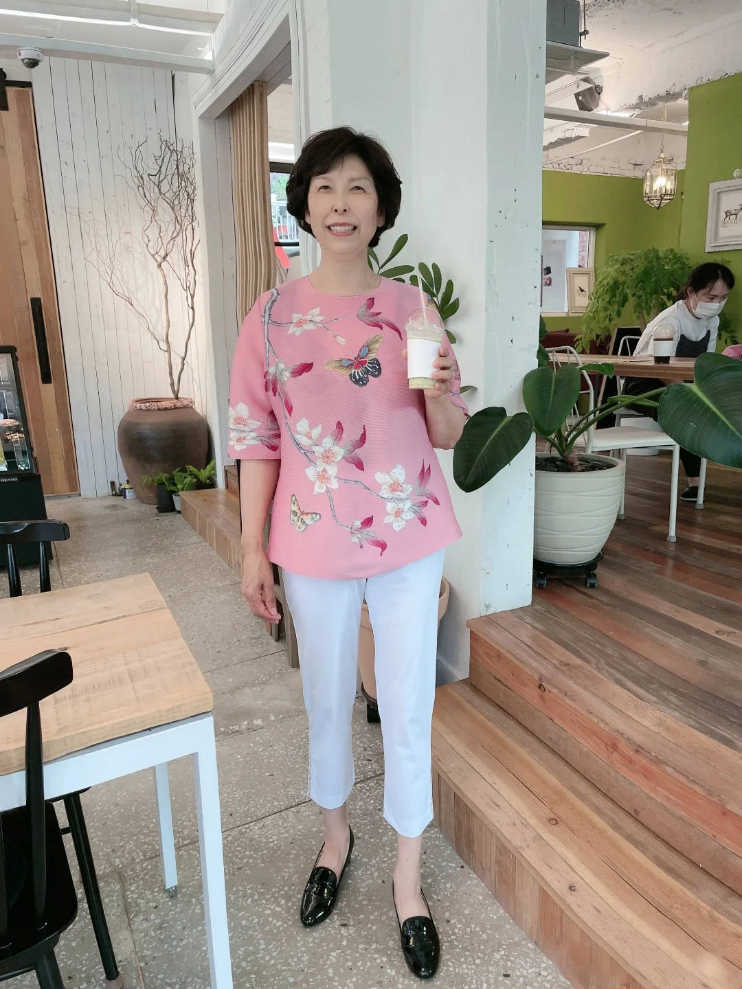 蓝色|女人过了60岁,妈妈衫就该这么穿,配七分裤和平底鞋,优雅又减龄