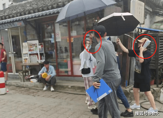 网友|63岁邓婕拍戏被偶遇！拒绝3个助理随身伺候，打扮朴素气质不俗