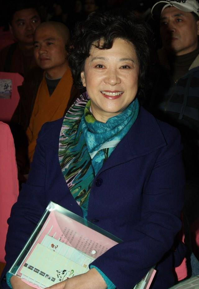 服装|老戏骨“王馥荔”真会穿,大衣裙搭配花丝巾,一点不像49年出生的