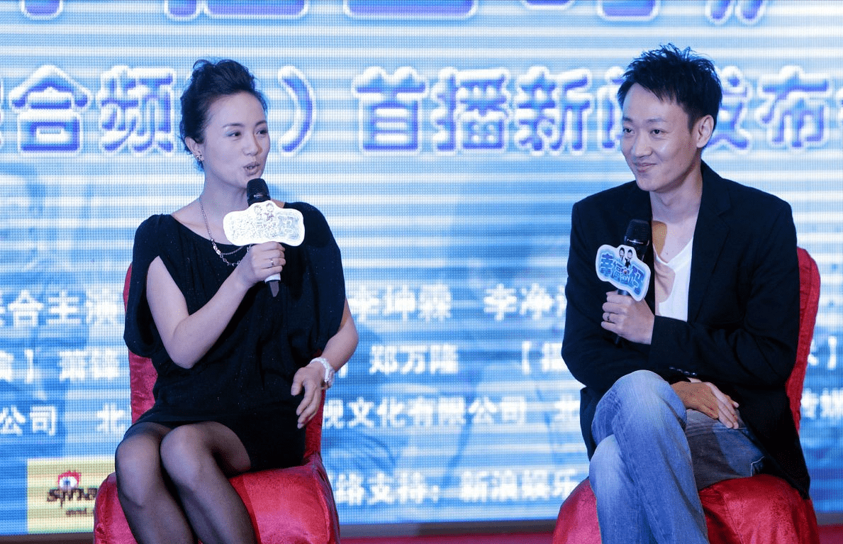 设计|朱媛媛和辛柏青挺恩爱,穿亮片紧身裙看着有点饱满,婴儿肥挺减龄