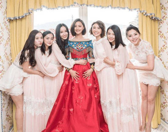 什么|伴郎伴娘礼服如何挑选 伴郎伴娘婚礼上应该做什么