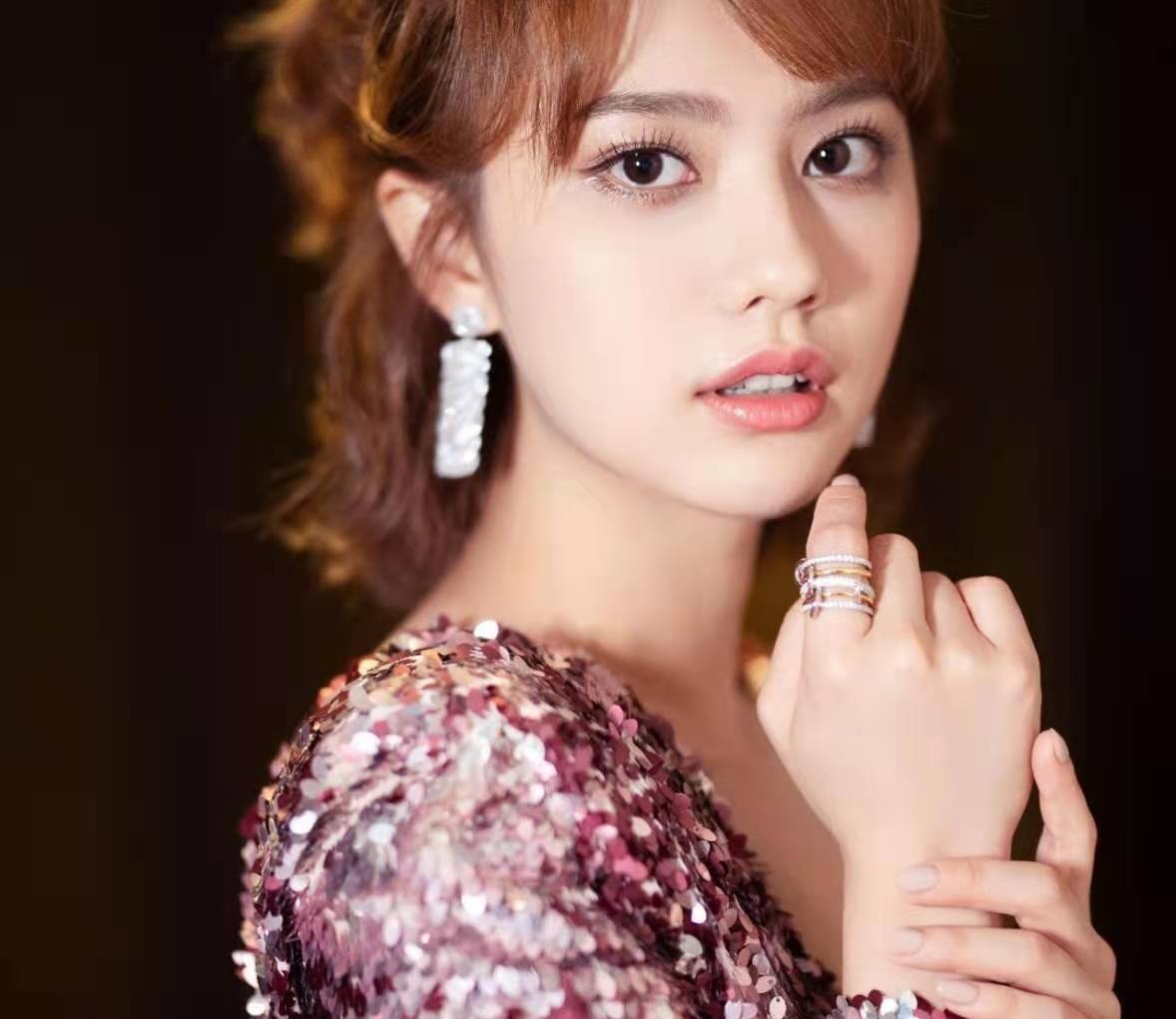 黑色|《城池营垒》姜珮瑶戏份引热议,长相甜美身材好,穿搭很有高级感