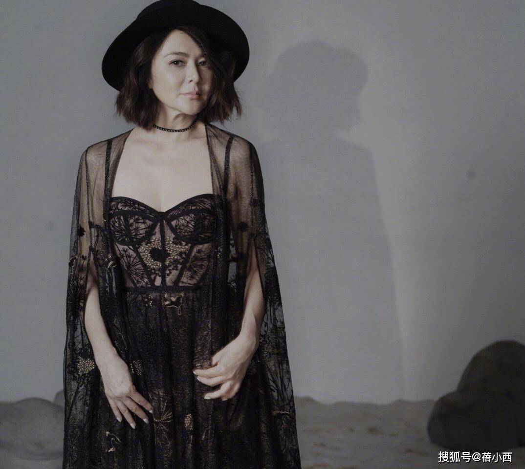 黑色|58岁关之琳风韵犹存，170穿墨绿色连衣裙真优雅，苹果肌好饱满