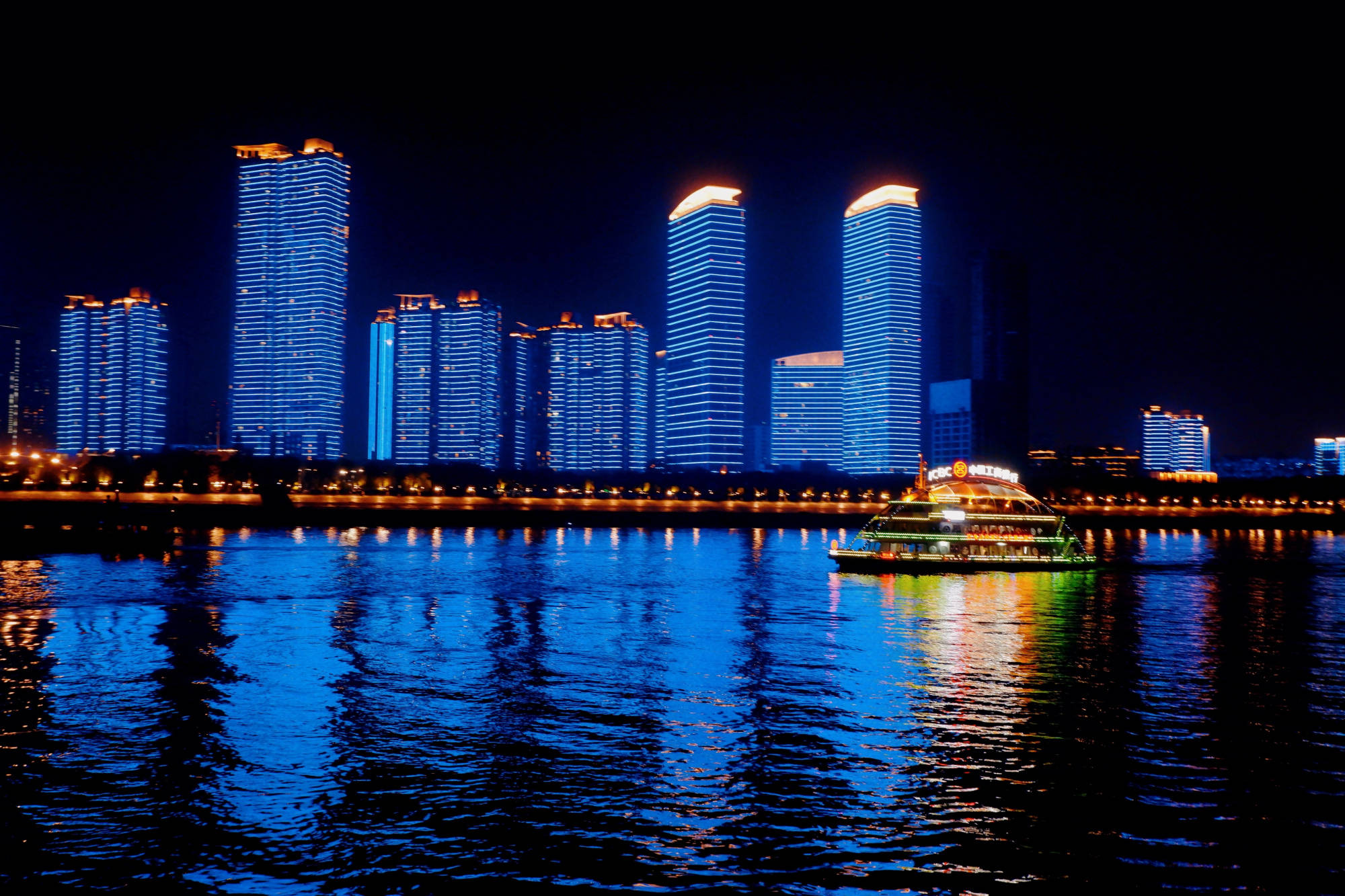 武汉成为全国十大迷人夜景城市,120元乘坐游轮,欣赏长江夜景