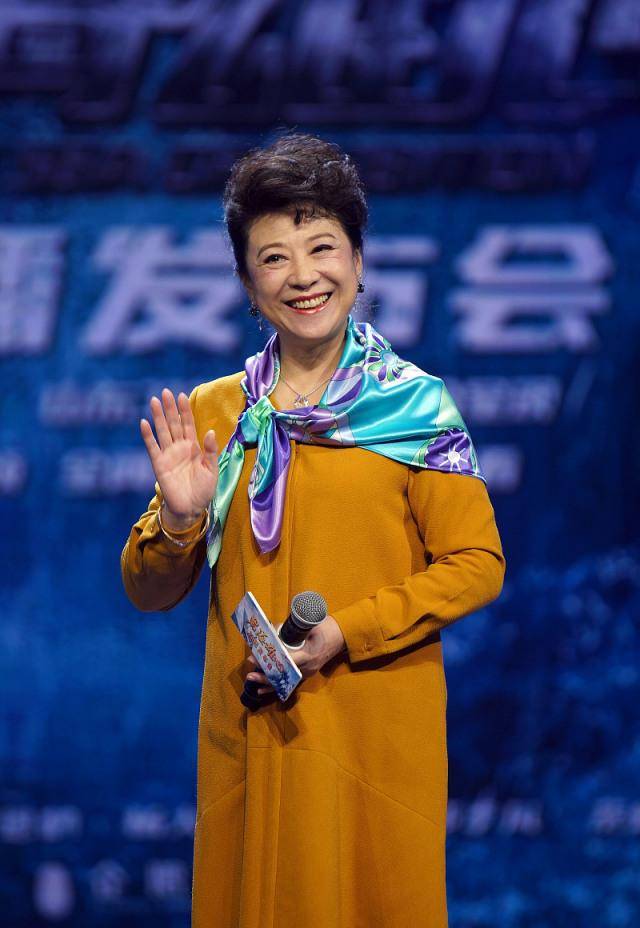 服装|老戏骨“王馥荔”真会穿，大衣裙搭配花丝巾，一点不像49年出生的