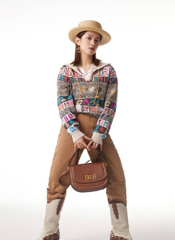 身材|50岁钟丽缇身材不打折扣，穿针织衫配短裤跳舞，细腿不输俩闺女