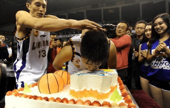 第3位球员就是辽宁队的贺天举,如今他仅仅30岁的年龄就告别了cba赛场