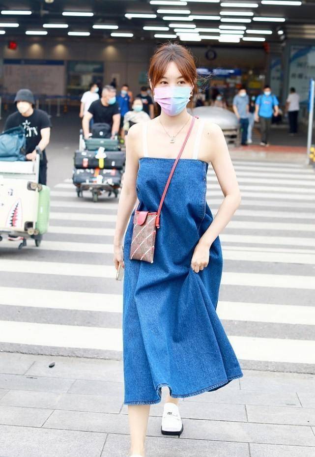 马路|不愧是李菲儿，一袭吊带裙穿得风情万种，也太会放飞自我了