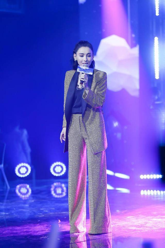 设计|41岁张柏芝气质真好，穿金色西装扎高马尾时尚减龄，美得高级