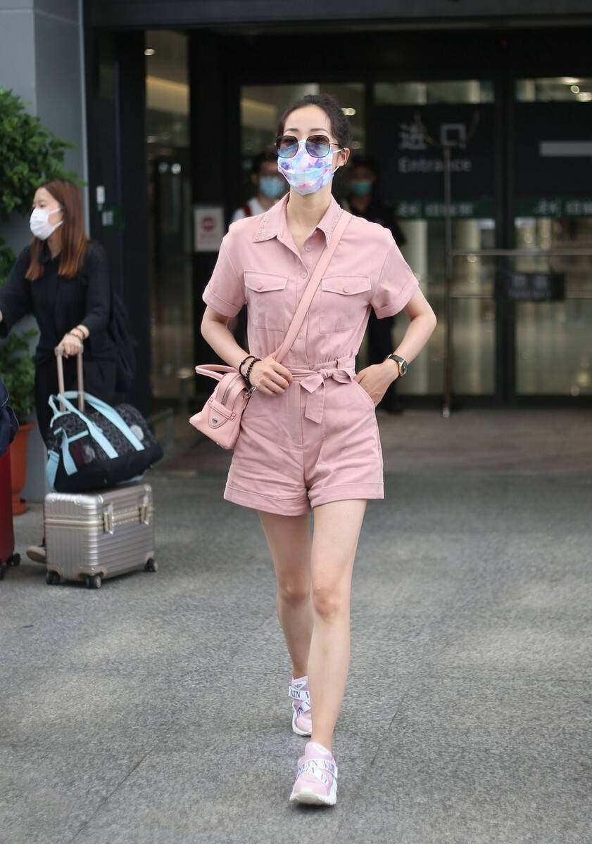 西裤|韩雪这样穿真新潮,小腿袜+西裤短裤秀时尚,配双拖鞋有点看不懂