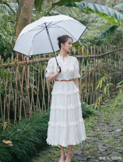 初恋|宋祖英仿佛冻龄了,穿粉色西装搭配半身裙,不像是年过五旬的人