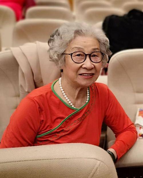 颈部|50岁以上的中老年人：涂面霜时做好3件事，平价也用出美容院效果