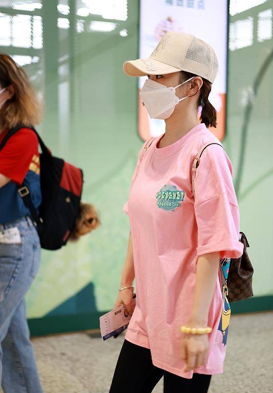 整体|九球天后潘晓婷终于高调，穿健美裤在机场秀身材，拎2万5包超阔气