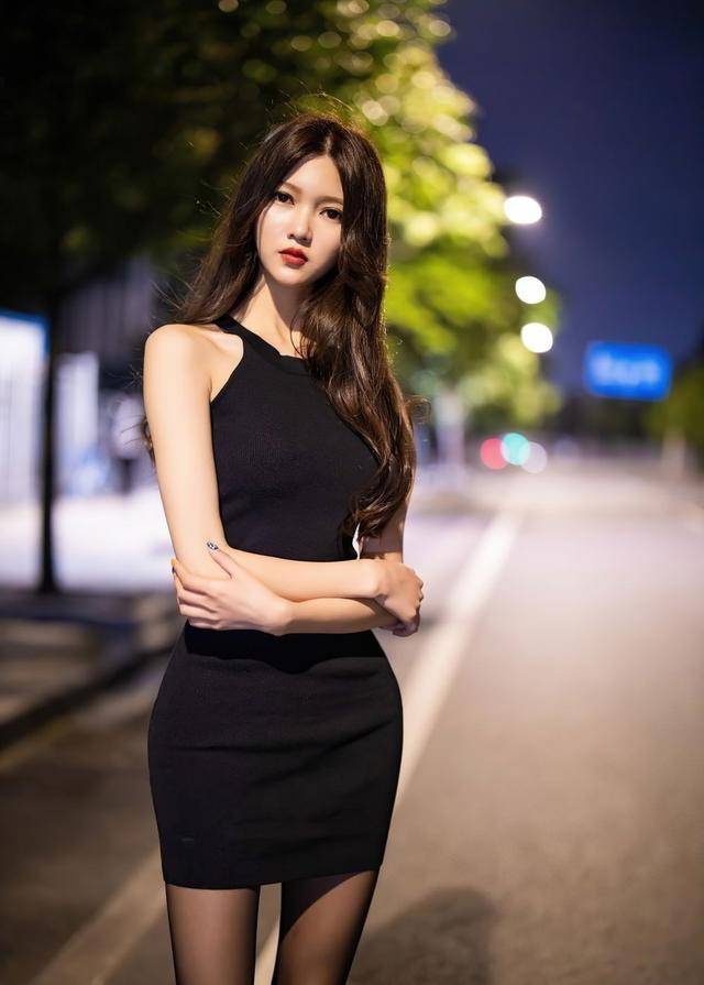 吊带|吊带连衣裙露出高挑的大长腿，搭配一双深红色高跟鞋，吸睛又时尚