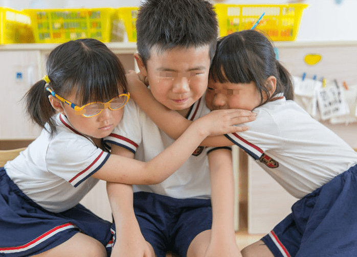 同学|3岁男孩入园第一天淡定吃饭，安慰同学有模有样，差距咋这么大？