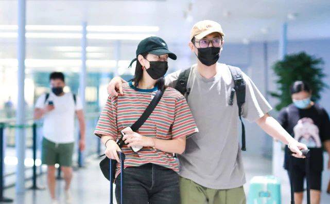 沈佳妮|朱亚文霸气搂妻机场腻歪,沈佳妮眼窝凹陷,穿骑行裤暴露身材短板