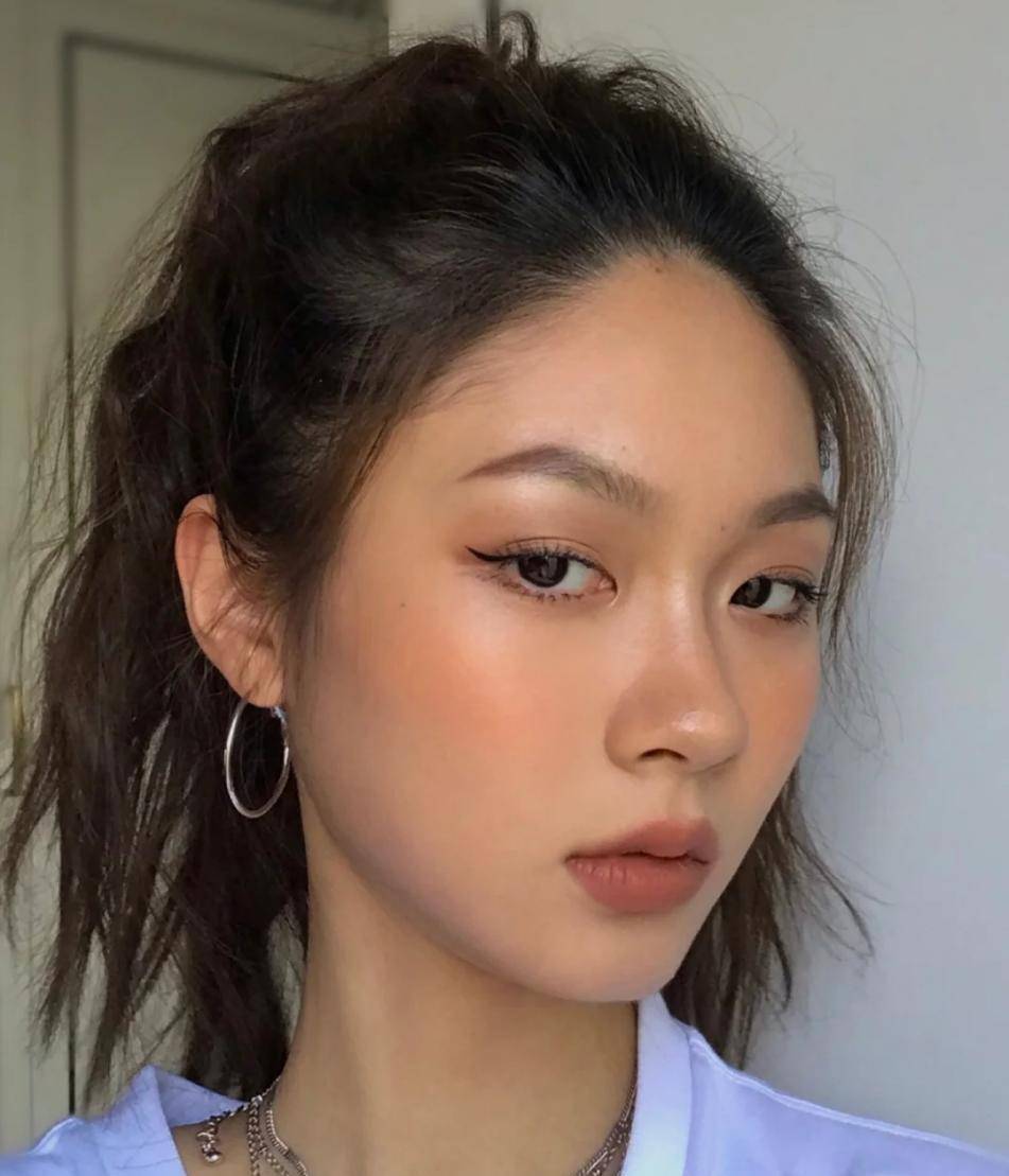 颧骨|为什么黑黄皮的你妆容很显脏？掌握这“四要四不要”，轻松变高级