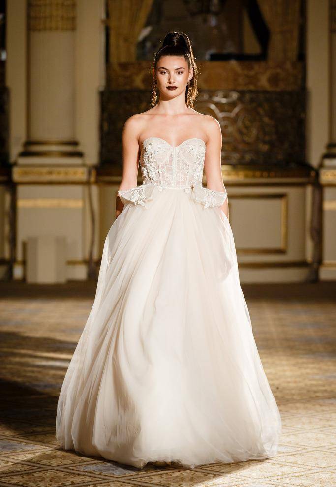 高定|Berta高定婚纱礼服T台秀场，永恒不变的浪漫情怀，戏剧感唯美华服