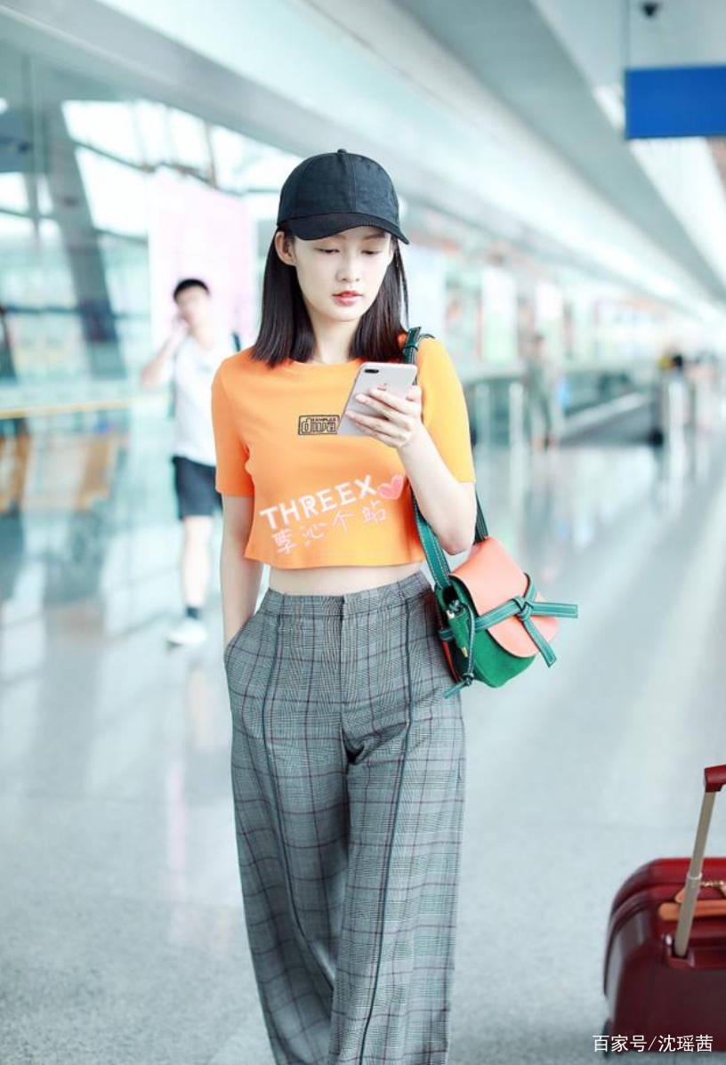 身材|霍思燕携老公走机场，穿小香风外套很精致，站在杜江身后小鸟依人