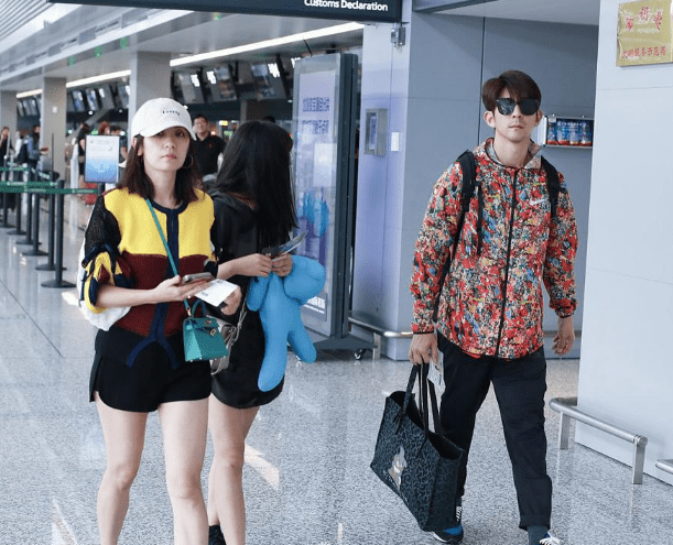 卫衣|贾静雯气质真洋气,穿拼接卫衣配短裤真减龄,美腿不输女儿