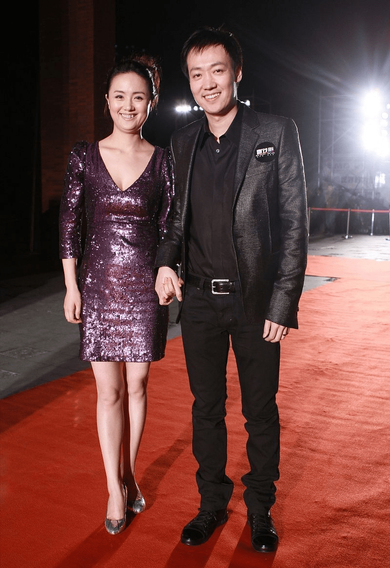 设计|朱媛媛和辛柏青挺恩爱,穿亮片紧身裙看着有点饱满,婴儿肥挺减龄