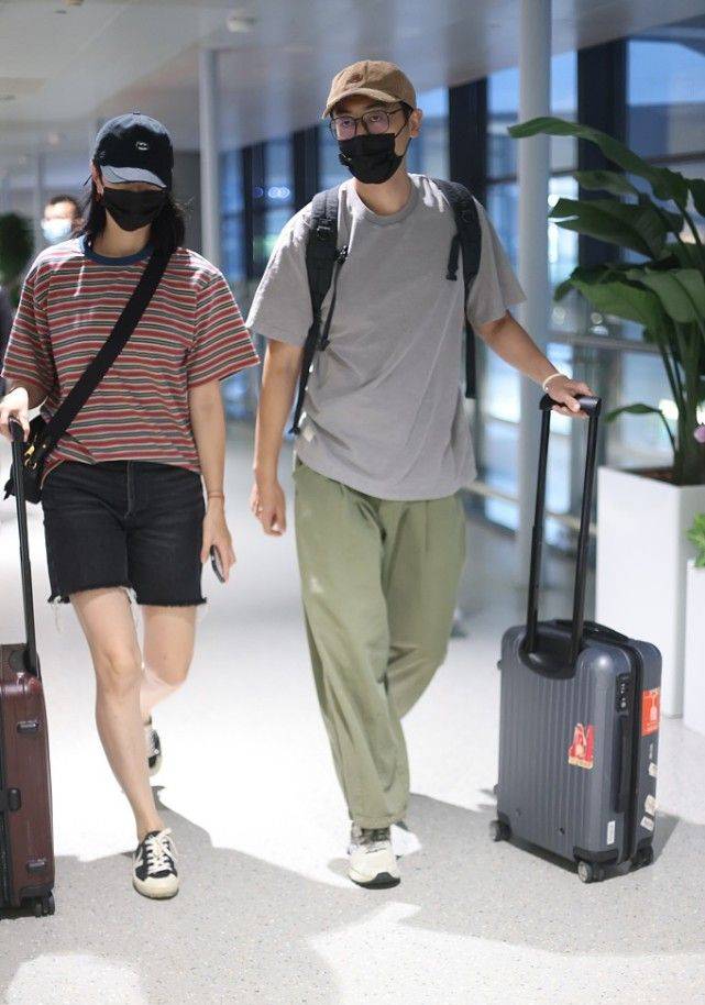 沈佳妮|朱亚文霸气搂妻机场腻歪,沈佳妮眼窝凹陷,穿骑行裤暴露身材短板