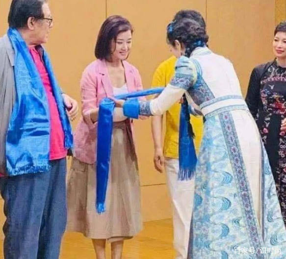 初恋|宋祖英仿佛冻龄了,穿粉色西装搭配半身裙,不像是年过五旬的人