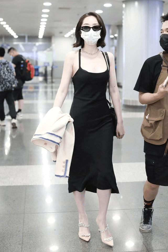 黑色|蒋梦婕大胆又会穿,把“睡衣风”裙子穿得很高级,让造型自信满满