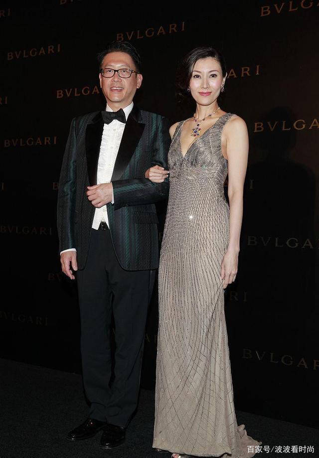 老公|李嘉欣真给老公长脸，52岁穿深V露背裙高贵迷人，阔太气质很惊艳