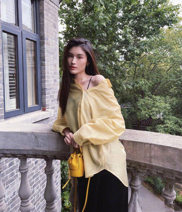 颜色|何穗也太会穿了，大号衬衫套吊带裙，既清爽防晒，又显白有气质。