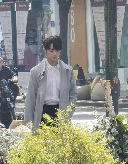 二八定律|杨幂拍戏太累？生图路透法令纹抢眼显老十岁，穿60块回力鞋撑国货