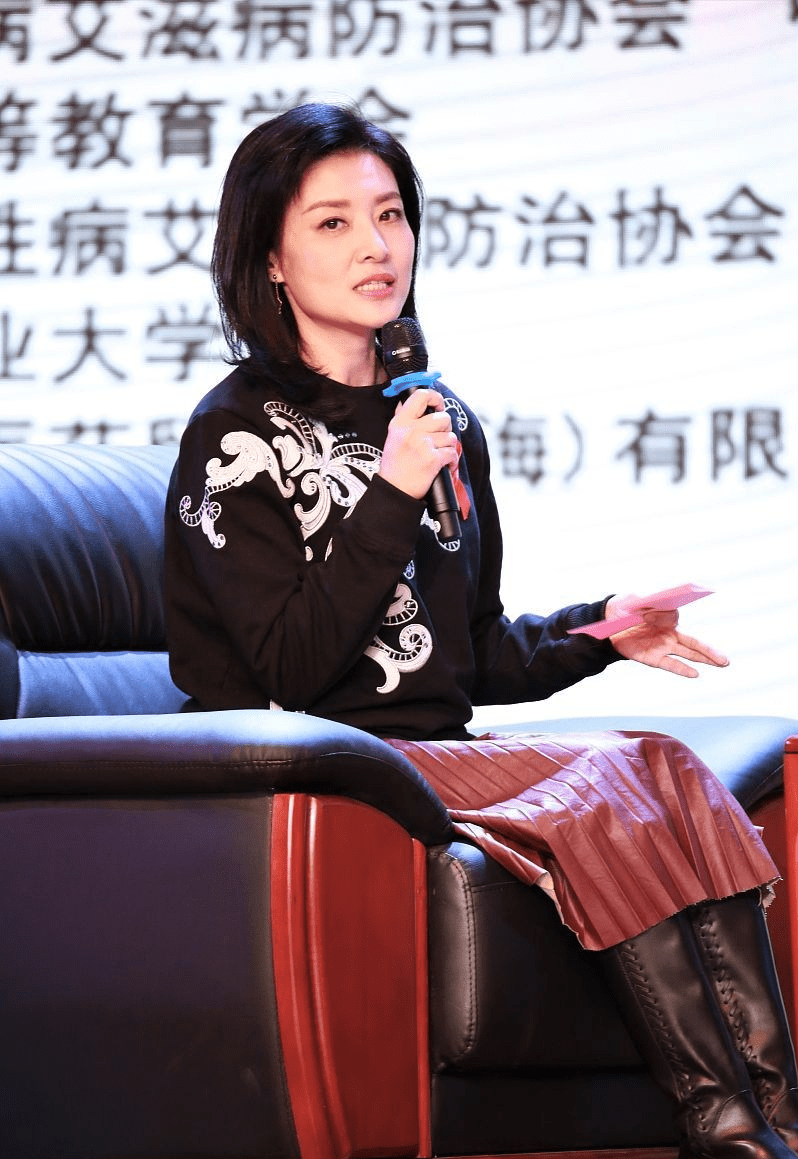 从容|周涛真是没被年龄耽误,都过半百了仍优雅从容,穿裙装打扮挺正经