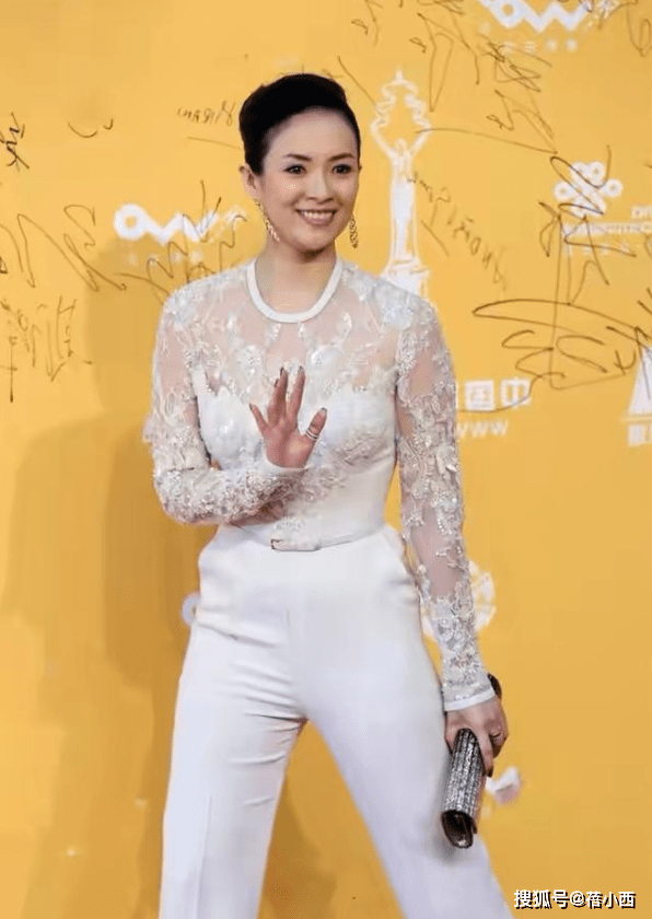 腰带|章子怡不愧是“汪峰的老婆”，穿蕾丝连体裤气质惊艳，为吸睛好拼